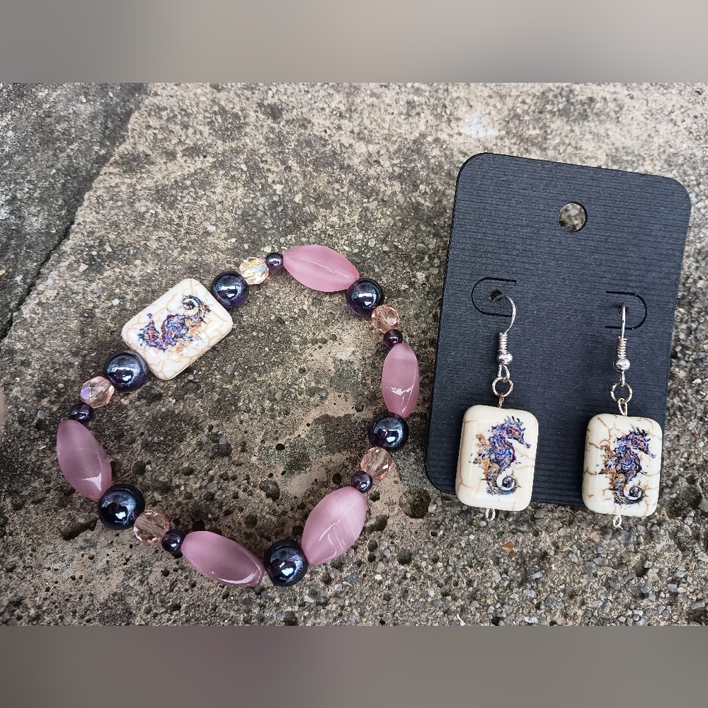 NWOT! Matching set of Seahorse Earrings and bracelet! 🌊🛍️